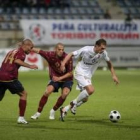 Iván Mateo, máximo goleador de la Cultural con seis tantos, sortea a dos rivales del Pontevedra