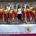 La concejal de Deportes, Natalia Rodríguez Picallo, junto a los integrantes del Club Ciclista León