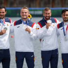 De izquierda a derecha, Saúl Craviotto, Marcus Walz, Carlos Arévalo y Rodrigo Germade de España posan con la medalla de plata. FERNANDO BIZERRA