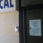 Cartel del cierre temporal del cuartel de policía el fin de semana. DL