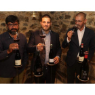 Alfredo Marqués, Antón Fonseca y Enrique Costas, ayer ante los vinos de la bodega Pittacum. L. DE LA MATA