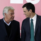 Pedro Sánchez junto al expresidente del Gobierno Felipe González. ANGEL DÍAZ