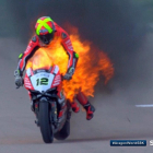 Xavi Fores, con la moto en llamas.