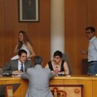 Fernández, la alcaldesa y Flórez hablan con el secretario, mientras pasan tres ediles del PP. JESÚS F. SALVADORES