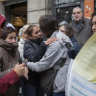 Momento de felicidad en la calle del Hospital, 40 tras haber logrado frenar un desahucio.