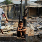 Campo de desplazados rohingya destruido tras ser incendiado.