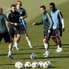 Pepe, Özil, Modric, Ronaldo y Essien, de izquierda a derecha, durante el entrenamiento de ayer.