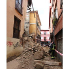 Estado en el que quedó el inmueble derrumbado instantes después de caer la pared.