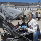 Imagen de un niño ucraniano con mascarilla antigas. SERGEY DOLZHENKO