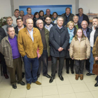 Los militantes, ayer en la sede del PSOE local. F. OTERO PERANDONES