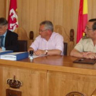 Álvarez, Del Castillo y Nieto durante la entrega de la obra en el ayuntamiento de Santa Colomba.