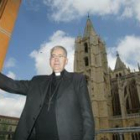 Julián López, frente a la catedral leonesa