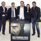 Enrique Urbizu posa junto a los protagonistas de su filme ‘No habrá paz para los malvados’.