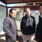 El concejal, el pedáneo de la localidad y el representante de Alsa, en un encuentro.