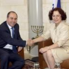 La ministra Ana Palacio con su homólogo israelí, Silván Shalom, ayer, en Jerusalén