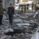 Un muerto yace en la calle tras el bombardeo de Rusia en una zona residencial de Kiev. MIKHAIL PALINCHAK