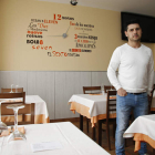 La nueva estancia-comedor abierta a la calle pero protegida del frío por una cristalera a media altura y una estudiada climatización para utilizar en invierno y en verano y donde se puede fumar. En la otra foto, Fran, el propietario del Casablanca, delant