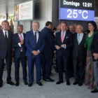 Imagen de familia de la delegación leonesa, al lado Javier Vega coloca una insignia de la Cámara a Silván. DL