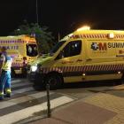Una ambulancia del Summa en el lugar en el que fue hallado el joven
