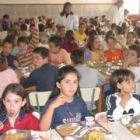 Un grupo de niños, en un comedor de un colegio público de La Bañeza