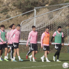 Ale Díez, el tercero por la derecha en la imagen, ya entrena con el resto del grupo a las órdenes del técnico José Gomes. L. DE LA MATA