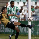 El defensa blanquiazul Cuadrado saca el balón bajo palos cuando ya entraba en la portería de la Ponf