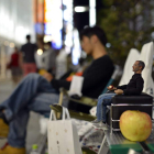 Vista de una figura en miniatura de Steve Jobs frente a una «Apple Store» en Tokio.