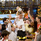 Imagen facilitada por Shine Iberia de María (c), la madrileña de 11 años que, con una creatividad a prueba de cocineros mucho más veteranos, ha ganado la tercera edición del programa de TVE.