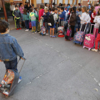 Multitudinaria entrada de chavales en el colegio público Quevedo, en León capital