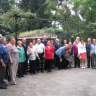 Alonso posó con los matrimonios homenajeados. M. MACÍAS