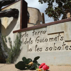 Flores colocadas ante el monumento dedicado a la luchadora antifascista Neus Catala, en su localidad natal de Els Guiamets (Tarragona) .