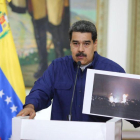 El presidente de Venezuela, Nicolas Maduro, muestra las fallas electricas del apagón.