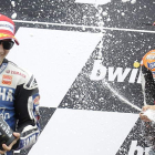 Dani Pedrosa celebra su victoria junto al líder del mundial Jorge Lorenzo.
