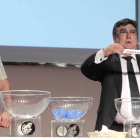 Jorge Javier Pérez, secretario general de la RFEF, mustra la papeleta del Atlético Astorga que le emparejó con el Mensajero.