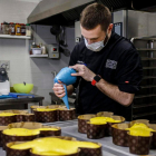 Un chef italiano prepara dulces de Pascua en plena crisis del Covid-19.