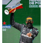 Hamilton celebra en el podio su triunfo en el GP de Portugal. GOULAO