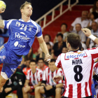 Martin Stranovsky se eleva sobre la defensa para anotar uno de sus tres goles en el partido de ayer.