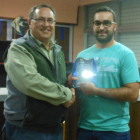 Frutos entrega el trofeo a Eduardo Amigo, campeón de salmónidos mosca.