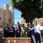 Todas las autoridades presentes en la Feria del Vino brindan con el castillo como testigo.