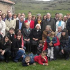 La homenajeada, en el centro, rodeada de su numerosa familia y vecinos