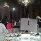 El suizo Daniel Maffei y el mítico John Salvi, inglés y Master of Wine desde el año 1970, en una de las mesa de cata.