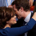 Santamaría y Casado se saludan en el congreso del PP.