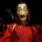 Atracadores de la serie La casa de papel, con máscaras inspiradas en el bigote de Dalí.