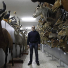 Antonio Laborda, director de Czule, en el almacén que da cobijo a los fondos de este servicio universitario.