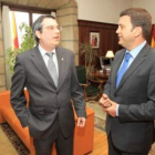 Hilario López y Carlos López Riesco, ayer en el Ayuntamiento de Ponferrada.