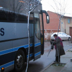 Los primeros viajeros suben al autobús de línea regular de Villavante.