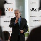 El presidente de la Academia de la TV, Manuel Campo Vidal, durante los preparativos del debate del lunes.