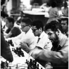 El Che juega una partida de ajedrez.