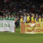 Los futbolistas portaron pancartas para reivindicar la oficialidad de sus selecciones.