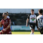 Dioni Villalba, a la izquierda, fija su mirada en el balón ante dos contrarios del Tudelano. El delantero de la Cultural demostró su capacidad anotadora con dos goles.